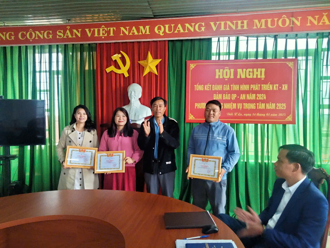 Anh-tin-bai